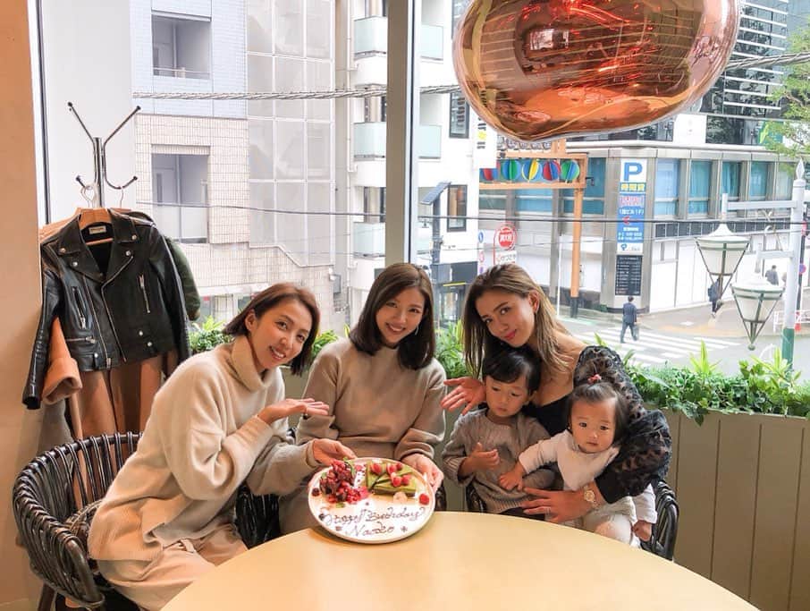 赤谷奈緒子のインスタグラム：「久々すぎる、ゆかりさんやぐっさんと子供達とlunchへ💓 久々すぎて本当嬉しすぎたなー😭🧡 先輩ママたちが周りにたくさん居て、勉強になることばかりです☺️ 子供達は可愛いすぎるし、、 たくさん話せて楽しかったー💟 . . #lunch #コスメキッチンアダプテーション #lunchもとっても美味しかった♡ #ありがとう🥺💕」
