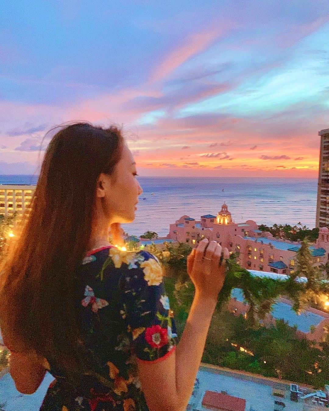 尾崎ありささんのインスタグラム写真 - (尾崎ありさInstagram)「💓🏰💓 #waikikibeach #beach #travel #sea #love #amazing #サンセット #hawaii #sky #trip #traveler #skywaikiki #nightview #waikiki #vacation #lookout #beautiful #ハワイ #ワイキキ #旅行 #ハワイ旅行 #夕焼け #ロイヤルハワイアンホテル #夜景 #東カレ倶楽部 #旅 #旅スタグラム #sunset #ハワイ好きな人と繋がりたい #ハワイ好き」12月6日 15時52分 - also1219