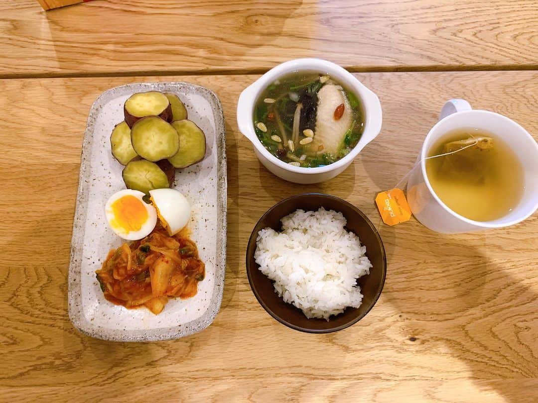 中村ゆりかさんのインスタグラム写真 - (中村ゆりかInstagram)「薬膳スープ好きなので作ってみました！最近は、ジンジャーのハーブティーに高麗人参茶を加えて蜂蜜も加えて飲んでいます。皆さまも体ぽかぽかにしてくださいね！テレビはレッドクリフ📺」12月6日 15時56分 - yurikanakamura_official