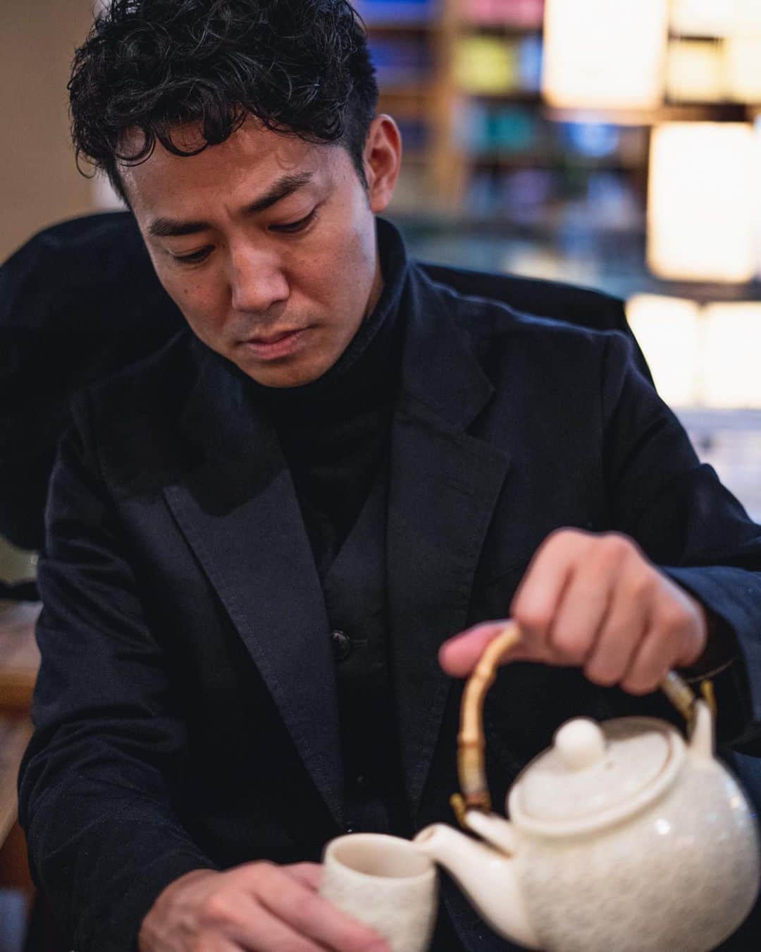 綾部祐二さんのインスタグラム写真 - (綾部祐二Instagram)「Enjoying tea.  Photo by @selwyn.ramos  Jacket and vest: @the.stylist.japan」12月6日 16時05分 - yujiayabe