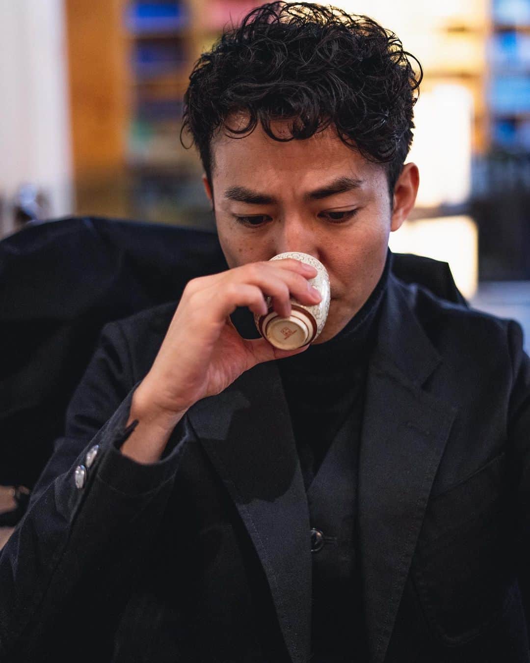 綾部祐二さんのインスタグラム写真 - (綾部祐二Instagram)「Enjoying tea.  Photo by @selwyn.ramos  Jacket and vest: @the.stylist.japan」12月6日 16時05分 - yujiayabe