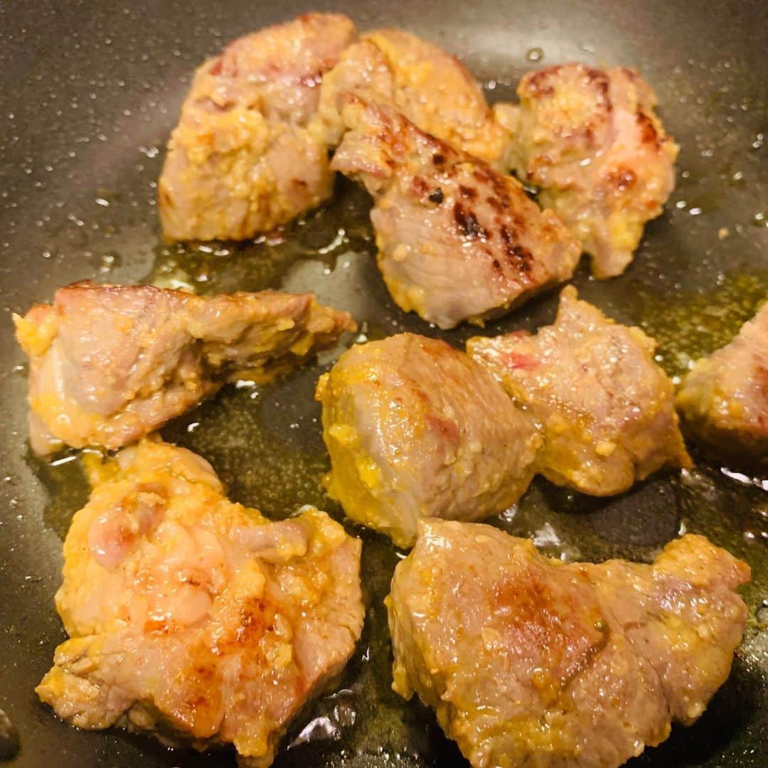 一条もんこさんのインスタグラム写真 - (一条もんこInstagram)「混ぜるだけ！  簡単スパイス料理でワンランクアップ。  トマトのコリアンダーソース。  トマトピューレ（なければ水煮でも）100cc コリアンダーパウダー　大1/2 塩　小1/3 オリーブオイル　大2  よく混ぜて、焼いたお肉に添えます。  流れ出た肉汁と合わせて、さっと加熱すればさらに旨味増！  クリスマスにどうぞ♡ こちらのお肉はラム肉をマリネして焼いたもの。 #スパイス#スパイス料理#レシピ#簡単レシピ#簡単料理#ソース#コリアンダー#混ぜるだけ#クリスマス料理#トマトソース#ワンランクアップ#ちょいテク#イタリアン#ラム肉#ひと工夫#一条もんこ」12月6日 16時06分 - monko1215