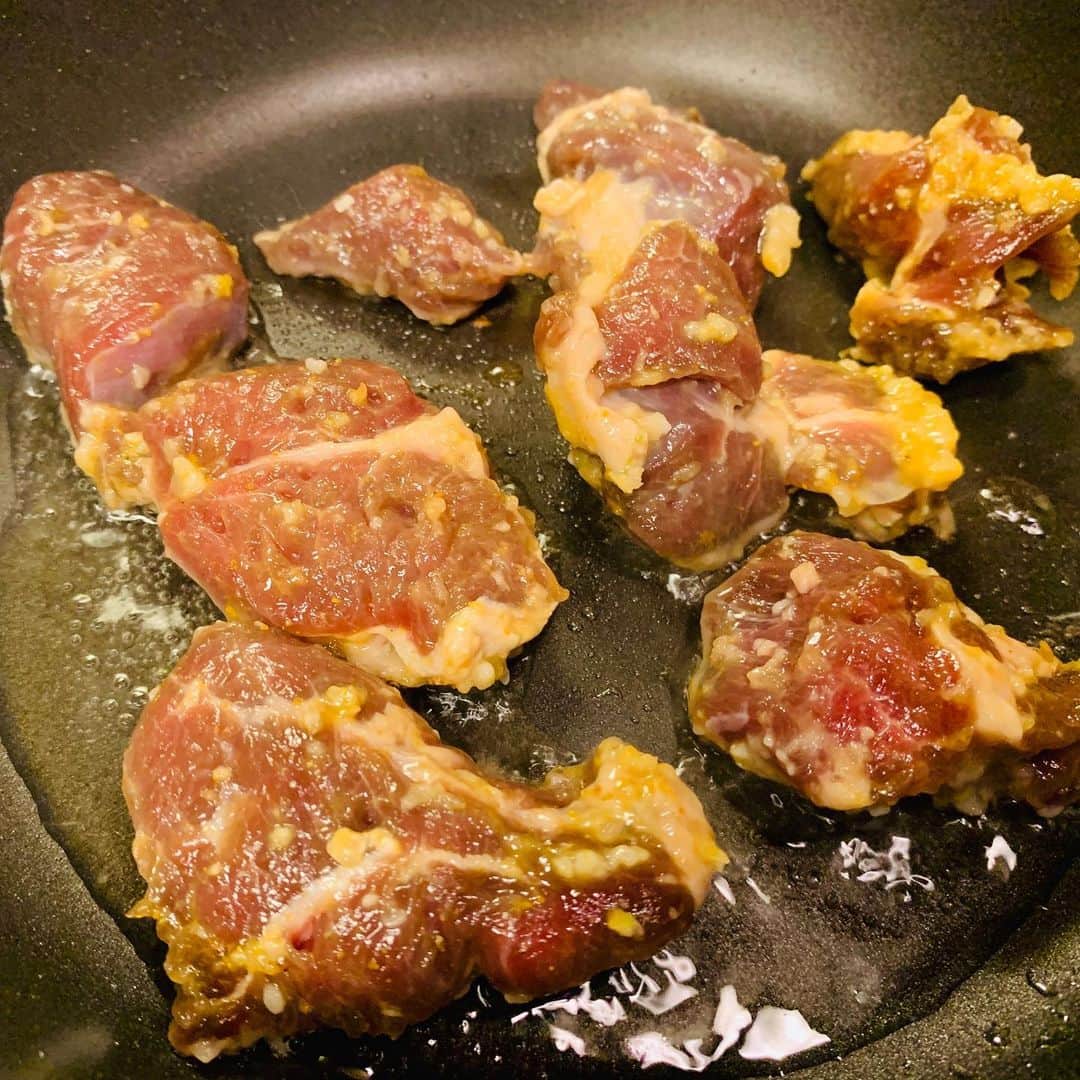 一条もんこさんのインスタグラム写真 - (一条もんこInstagram)「混ぜるだけ！  簡単スパイス料理でワンランクアップ。  トマトのコリアンダーソース。  トマトピューレ（なければ水煮でも）100cc コリアンダーパウダー　大1/2 塩　小1/3 オリーブオイル　大2  よく混ぜて、焼いたお肉に添えます。  流れ出た肉汁と合わせて、さっと加熱すればさらに旨味増！  クリスマスにどうぞ♡ こちらのお肉はラム肉をマリネして焼いたもの。 #スパイス#スパイス料理#レシピ#簡単レシピ#簡単料理#ソース#コリアンダー#混ぜるだけ#クリスマス料理#トマトソース#ワンランクアップ#ちょいテク#イタリアン#ラム肉#ひと工夫#一条もんこ」12月6日 16時06分 - monko1215