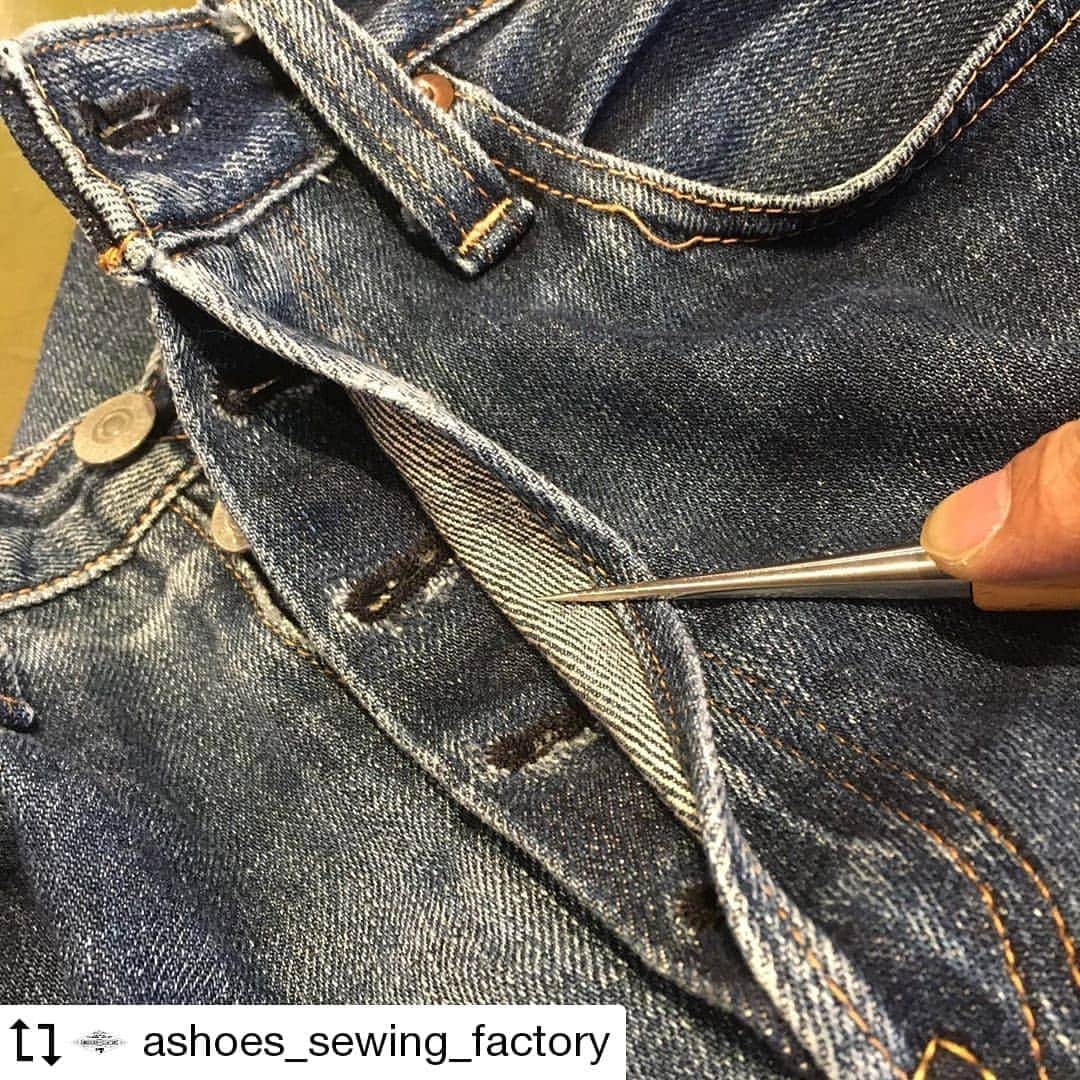 select shop「ASHOES」 SHOP STAFFのインスタグラム：「#Repost @ashoes_sewing_factory Made by @Image.Downloader · · · · 全ボタンホールのリペア。  たかがボタンホールなのですが、ちゃんとやると結構な作業だったりします。  ボタンホールは負担の多い場所なので、長持ちするように補強に工夫を込めております。  トップボタン周りと比翼周りを分解し、元々の穴を一度埋めて、もう一度ボタンホールミシンで開け直し、縫い戻しました。  お気軽に ご相談ください。 −−−−−−−−−−− ジーンズを カッティングから 丸縫いしています。  シルエットの別注も 可能です。  リペアへのフィードバック。 またその逆を 日々貯め込みながら。 −−−−−−−−−−− #ボタンホール #リメイク #デニムリペア #ジーンズ修理 #デニム修理 #サイズ変更 #幅出し #handmade #ハンドメイド #ashoes #亜洲'S #さいたま #大宮 #デニム #ジーンズ #裾上げ #チェーンステッチ #お直し #リペア #穴埋め #タタキ #singersewing #Unionspecial #sewing #sewingmachine #ミシン #シンガーミシン #ユニオンスペシャル #jukI」