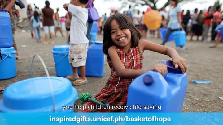 アン・カーティスのインスタグラム：「Hi everyone! If you’re looking for ways to make Christmas more meaningful this year, why not give a gift to children in need through UNICEF. When you donate to UNICEF Basket of Hope, you can give life-saving support to children to whenever and wherever they need it the most. In my last field visit in Bobon, Northern Samar, I personally saw how UNICEF supplies like the therapeutic food packs help malnourished children get better. You can donate on behalf of your loved ones too. Donate today! Link is in my bio.  #BasketOfHope #UNICEFPH @unicefphils」