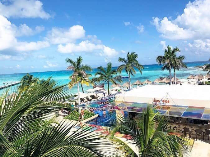 白渚すずのインスタグラム：「空港に…ホテルに…着くなり、 大はしゃぎの息子。 小さくても非日常感がわかるのだなぁ〜と… 旅行へ連れて行ってあげる醍醐味を感じた瞬間でした。 大人も子供もやっぱりリフレッシュって必要！ ・ #cancún #cancun #beach#ocean#blue #carib #caribbean #caribbeanbeach  #trip#travel #mexico #resort #カンクン#メキシコ#海#ビーチ#カリブ海#カリビアン#カリビアンブルー#旅行#リゾート#ny生活#ニューヨーク生活」