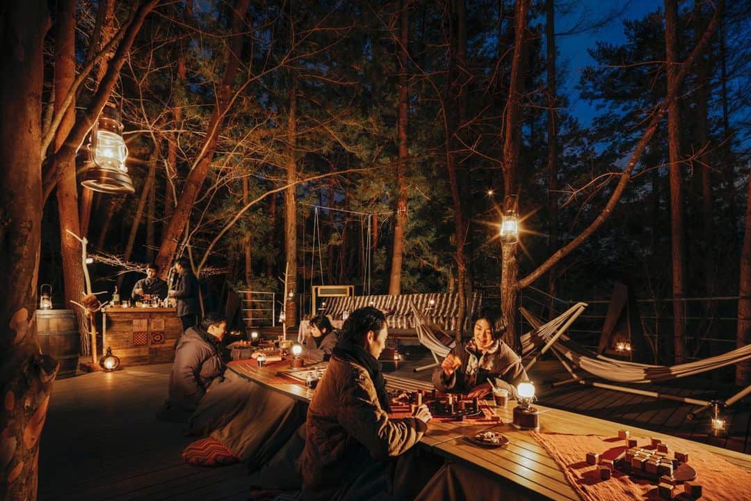 のインスタグラム：「【冬はグランピング満足度No.1の季節】﻿ ﻿ According to our guests, glamping is the most enjoyable in winter--join us at HOSHINOYA Fuji for an elegant yet comfortable camping experience﻿ ﻿ 東京でも初雪が予報され、本格的な冬がやってきましたね。そんな寒い季節にキャンプはちょっと……という方も多いはず。しかしグランピングなら冬こそがおすすめです。星のや富士が実施した顧客満足度調査の結果、グランピングに「満足」という回答の割合がもっとも多い季節が「冬」であることが分かりました。﻿ ﻿ 焚き火や星空鑑賞といったアウトドア体験は冬だからこそ魅力や楽しさが倍増します。さらに星のや富士では「冬グランピング」を快適に、存分に楽しんでいただきたいという思いから、以下のようなコンテンツをご用意しています。﻿ ﻿ 🍷ホットカクテルやボードゲームを楽しめる「冬の森ごもりラウンジ」﻿ ☕️「焚き火珈琲づくり」ができる森の珈琲店﻿ 🍽こたつを備えた屋外ダイニングで楽しむ「冬の狩猟肉ディナー」﻿ ﻿ 他にも、冬の森でしか味わえない様々な体験を準備しておりますので、ぜひ冬のグランピングをお楽しみください。﻿ ﻿ #HoshinoResorts #星野リゾート #hoshinoya #星のや #hoshinoyaFuji #星のや富士 #Yamanashi #Fuji #Kawaguchiko #山梨 #山梨県 #富士 #河口湖 #河口湖キャンプ #Kawaguchikocamp #山梨旅行 #グランピング #YamnashiTrip #gramping #luxuryresort #JapaneseHotels #travelJapan #ig_Japan #MyTinyAtlas #JapanTravel #冬グランピング」