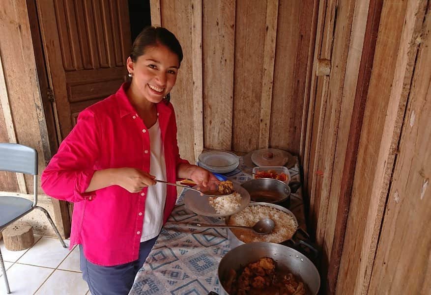 比嘉バービィさんのインスタグラム写真 - (比嘉バービィInstagram)「アマゾンの先住民、スルイ族のみなさんと。 伝統衣装を身に付けて歓迎してくださいました✨ 実際に村に滞在したのですが、興味深い経験をさせていただきました！！ . 明日夜9時〜放送の「世界ふしぎ発見！」 ぜひご覧ください🙇‍♀️ . . 2019年12月7日(土)夜9時～ TBS #世界ふしぎ発見 「南米アマゾン最新ミステリー 密林クジラとハイテク先住民」  #ミステリーハンター　 #アマゾン #ブラジル #Brasil #Amazon  #rondônia #indigenous #先住民 #スルイ族」12月6日 16時33分 - barby724