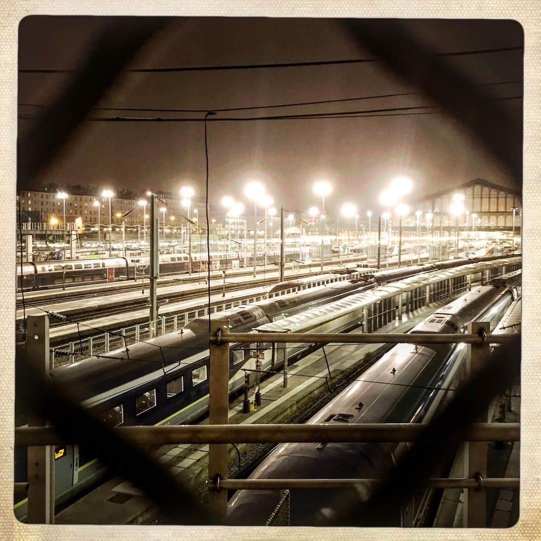 エマニュエル・ベアールのインスタグラム：「#aboutlastnight  on my way to the theater ....sur le chemin du théâtre  #strike ... #france🇫🇷 5/12/2019  #paris #garedunord」