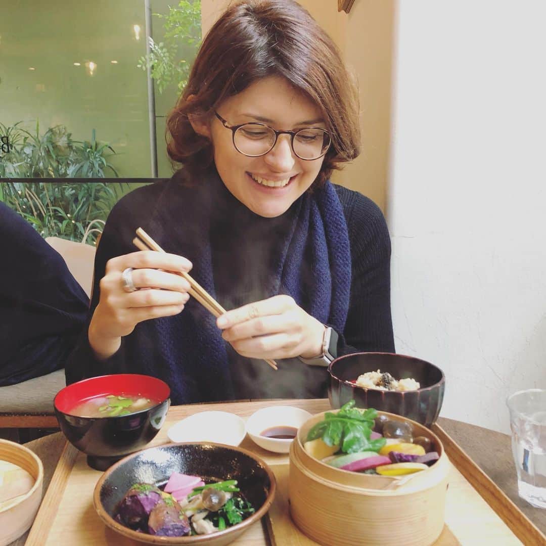 のインスタグラム：「. 「アンビリーバボー」 .  この一言だけで、アメリカ人の元彼と喧嘩したことを思い出すほど…私の英語？単語？は…なぜか通じる。  今日も なんで英語上手なの？ って聞かれた。  たぶん、言葉じゃないところで繋がってるから、話ができるんだと思う。  Paoちゃんは、日本語・英語・フランス語・スペイン語・ドイツ語…とにかくなんでも話せる！  ナチュラルワインが大好きで 家に冷蔵庫はないけど ワインクーラーはある paoちゃん！  来年、paoちゃんに通訳してもらい海外の人向けに発酵体験をしてもらいます✨  もう来年が楽しみ^_^  好きな人たちと発酵しながら、みんなが笑顔になる発酵作品=プロジェクトを世の中に表していきます🧡  #発酵 #ワイン #表参道 #表参道ヒルズ #ビオワイン #fermentation  #fermentationist」
