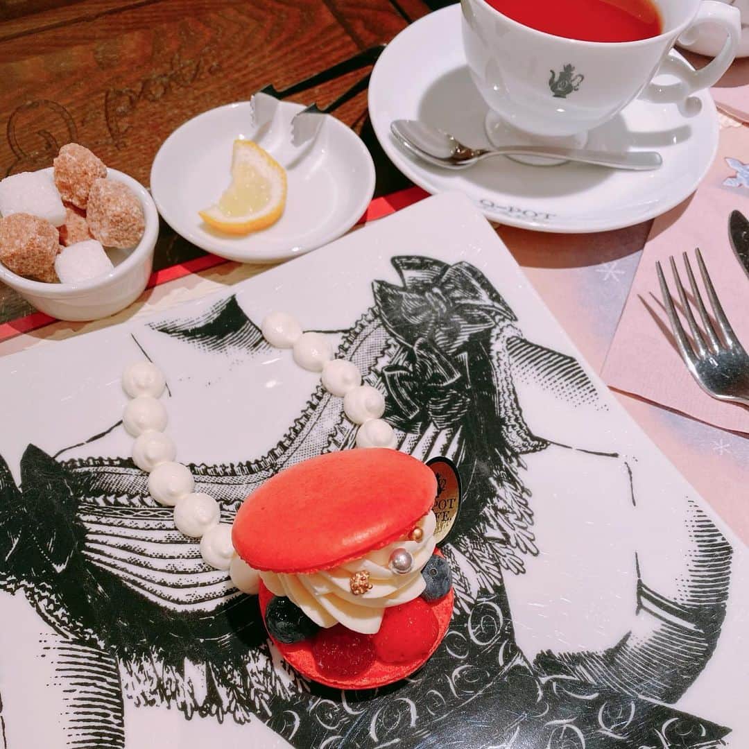 のインスタグラム：「今日はNEWGAME!の飯島ゆんちゃんのお誕生日です🎂🧡おめでとうー‼︎マカロンのケーキでお祝いしたよ🥳かわいいよね。ネックレスみたいになってるの💎飲み物はもちろん紅茶! 素敵な出会いに感謝です✨ 大好きだよ。 . #NEWGAME!#飯島ゆん#happybirthday#マカロンケーキ#qpotcafe#尾美」