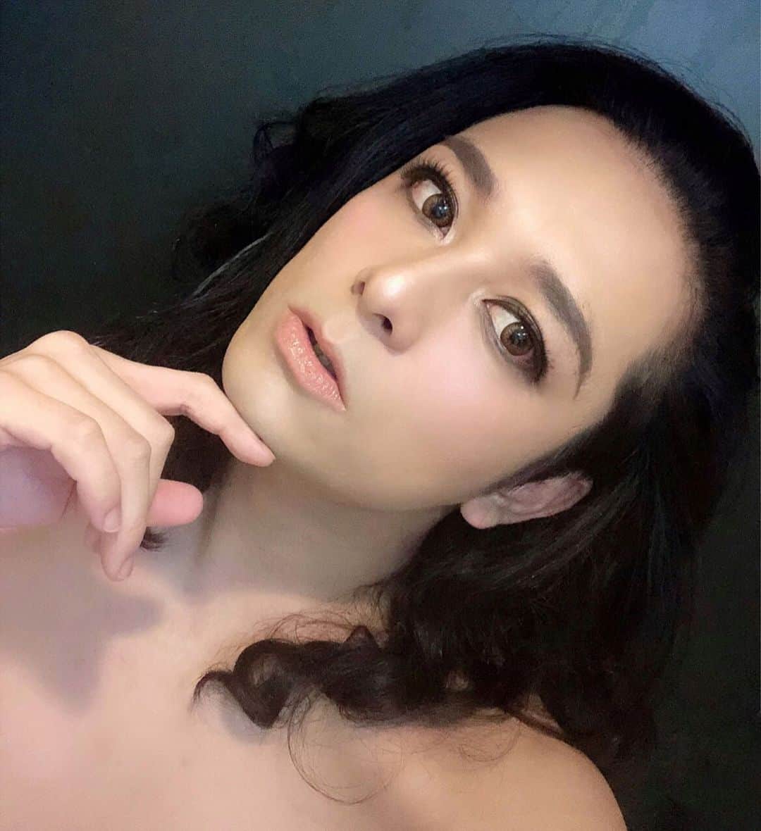 HIDEKiSMのインスタグラム：「なぜか上半身裸になりがち問題。 それはね。なぜかというとね。 化粧で遊んで、しっかり塗りだくって、写真撮って、そのままお風呂に入るためだよ🛁 セクシーショットでもなんでもないんだよ。 ただの効率ショットだよ。  効率良いこと大好き💋遊びもお仕事も。 ディズニーランドだって効率良く周りたいよ💫 けどなんでだろう。人生と恋は、どうしても効率よくはいかないわよね。 だから楽しいのかもわからないけど。  とりあえず言いたいことは、いい歳こいても鼻筋にはハイライトをビンビンに入れたいってこと。  #enviigabriella #hidekism #gay #lgbt #makeup #art #entertainment #オネエ #エンガブ #tokyo #japan #mac」