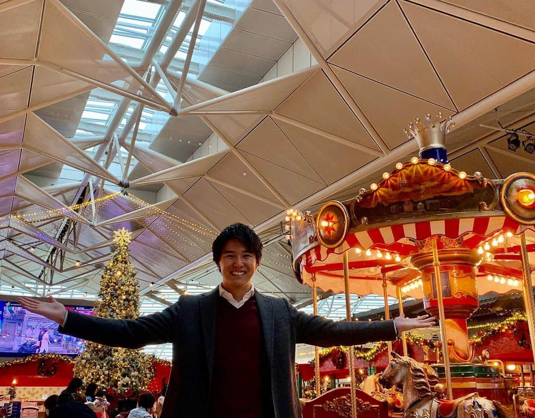 濱田隼さんのインスタグラム写真 - (濱田隼Instagram)「今日の #アップ 中継では セントレア クリスマスマーケット2019を紹介しました！ . テーマは「ヨーロッパの雰囲気を再現する！」だそうで ドイツ製のメリーゴーランドや、デンマークの人形、ベルギーのワッフルなど様々でした！ . 12月25日、クリスマス当日まで開催しています！ 今年は、セントレアで、ヨーロッパ旅行しましょう(^^) . #セントレア #クリスマスマーケット #クリスマス #ヨーロッパ #メーテレ #アナウンサー #濱田隼」12月6日 16時49分 - shun_hamada_nbn