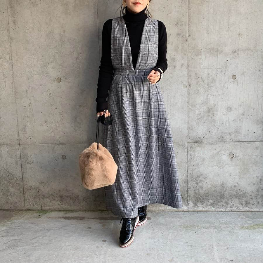 maricoさんのインスタグラム写真 - (maricoInstagram)「#outfit op… @fifth_store （#チェックスカートコンビネゾン　グレーSサイズ） →50%offクーポン出てました✨ ・ ・ 後ろはクロスになっています😊私の身長でSサイズでこの丈。少し長め。ご参考までに。 ・ ・ #fifth#fifthtl #フィフス#トレンド#低身長コーデ#コンビネゾン#ワンピース  #ママファッション#ママコーデ#今日の服#今日のコーデ#きょコ#オックスフォードシューズ #プチプラコーデ#シンプルコーデ」12月6日 16時50分 - marico__0088