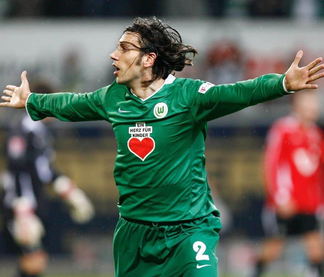 クリスティアン・ザッカルドのインスタグラム：「L’emozione di segnare un gol in Bundesliga non si scorda mai..😜 viel danke @misimovic10 per assist..👍 @vfl.wolfsburg @bundesliga_en #tbt #tor #WolfsburgHannover #derby #6dic2008 #Bundesliga #soccer #team #wolfsburg #Germania  E io c’ero e voi dove eravate..?! 🤔😉」