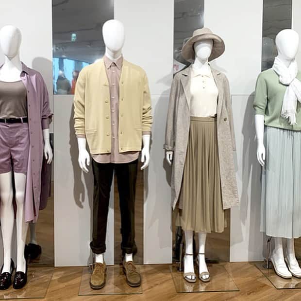 Locariのインスタグラム：「【UNIQLO展示会で先取り！注目の新商品をピックアップ】﻿ ﻿ ① 990円〜揃う！価格もデザイン性も抜群のTシャツ﻿ ☑︎ 大人気シリーズのTシャツは、初のフレンチスリーブが登場！肩のラインがきれいに見えるので女性らしい印象に♡﻿ ﻿ ②春夏も着こなせる着心地力抜群の3D ニット﻿ ☑︎ 特殊な技術で縫い目がないのでストレスがなく楽に着れられると人気の3Dニットから新作が登場！2020 SSアイテムはパステルカラーで春めいた印象に♡﻿ ﻿ ③素材にこだわった着心地の良いトレーナー﻿ ☑︎ 汗をかいたり洗濯後も乾きやすい素材を使用したトレーナーは、すべすべとした肌触りで着心地も良くスキニーやロングスカートなど様々なコーデにピッタリ！﻿ ﻿ ④ オン/オフで使えるプリーツスカート﻿ ☑︎ LOCARI女子の中でも人気の高いプリーツスカートは、FRONT部分が真っ直ぐになっていて、BACK部分はゴムなのできちんと見えるようになっていました。﻿ ﻿ ﻿ 他にも素敵なアイテムが盛りだくさんでした✨ぜひ記事をチェックしてみてください‼︎﻿ ﻿ ﻿ #展示会#20ss #UNIQLO#uniqlou #ユニクロ#UNIQLOコーデ」
