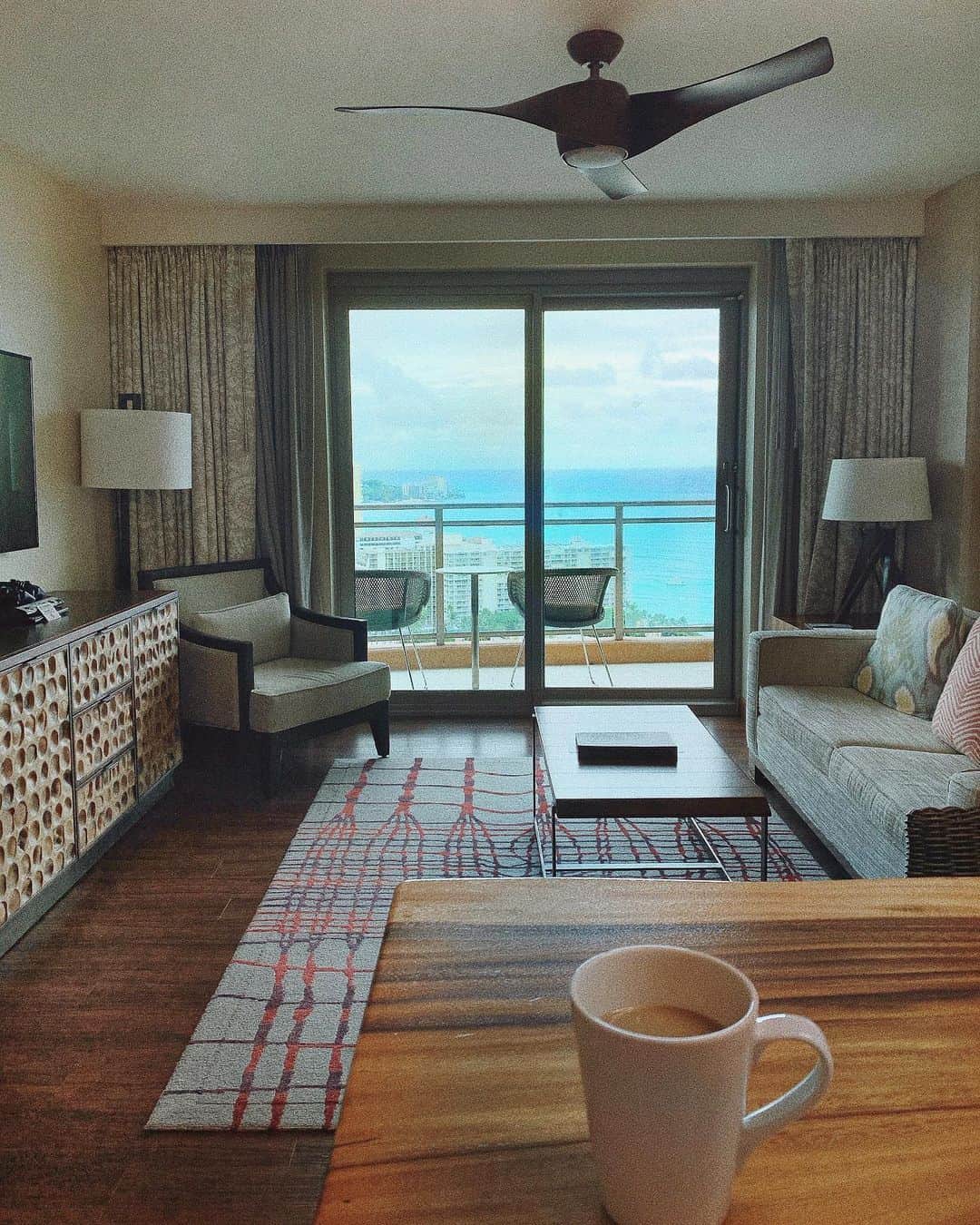 猪鼻ちひろのインスタグラム：「😪🏄🏻‍♀️☕️ 寝ても起きても海、本当に嬉しいなぁ。  とにかく食べて食べて食べて…の毎日で 既にムチムチ度増し。。☺️ 毎度お馴染み王道なお店も行ってるけど 新しいご飯屋さん開拓もできて嬉しい🍕 #ハワイのオススメ教えてね　 #身体が重すぎるよ明日は運動しよ #ちひろトリップ#ハワイ#ホノルル#ちひろtripハワイ  #ホテル詳細とかメイクとかLINEブログ更新してます♡」