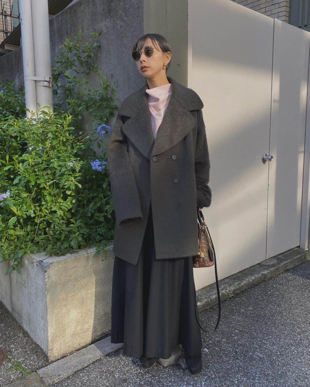 黒石奈央子さんのインスタグラム写真 - (黒石奈央子Instagram)「あめりふく。 . .  UNDRESSED ROUND SHAGGY MIDI COAT ¥26800+tax 12/10 UNDRESSED DRAPE COLLAR BLOUSE ¥11100+tax 12/10 UNDRESSED SUPER FLARE PT ¥18500+tax 12/10 . アンドの最後のコートはミディ丈のシャギーコート。 こちらも三色展開です！ . .  @ameri_shinjuku @amerivintage @ameri_daikanyama @ameri.shinsaibashi #ameri#amerivintage #fashion #vintagefashion #coordinate#ootd#outfit#osanposnap #705_outfit #大人ファッション #大人コーディネート #大人スタイル #modestyle #modefashion#modecasual」12月6日 17時00分 - blackstone705