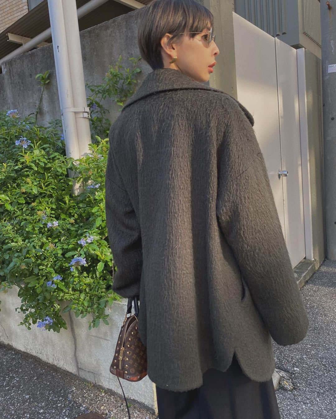 黒石奈央子さんのインスタグラム写真 - (黒石奈央子Instagram)「あめりふく。 . .  UNDRESSED ROUND SHAGGY MIDI COAT ¥26800+tax 12/10 UNDRESSED DRAPE COLLAR BLOUSE ¥11100+tax 12/10 UNDRESSED SUPER FLARE PT ¥18500+tax 12/10 . アンドの最後のコートはミディ丈のシャギーコート。 こちらも三色展開です！ . .  @ameri_shinjuku @amerivintage @ameri_daikanyama @ameri.shinsaibashi #ameri#amerivintage #fashion #vintagefashion #coordinate#ootd#outfit#osanposnap #705_outfit #大人ファッション #大人コーディネート #大人スタイル #modestyle #modefashion#modecasual」12月6日 17時00分 - blackstone705