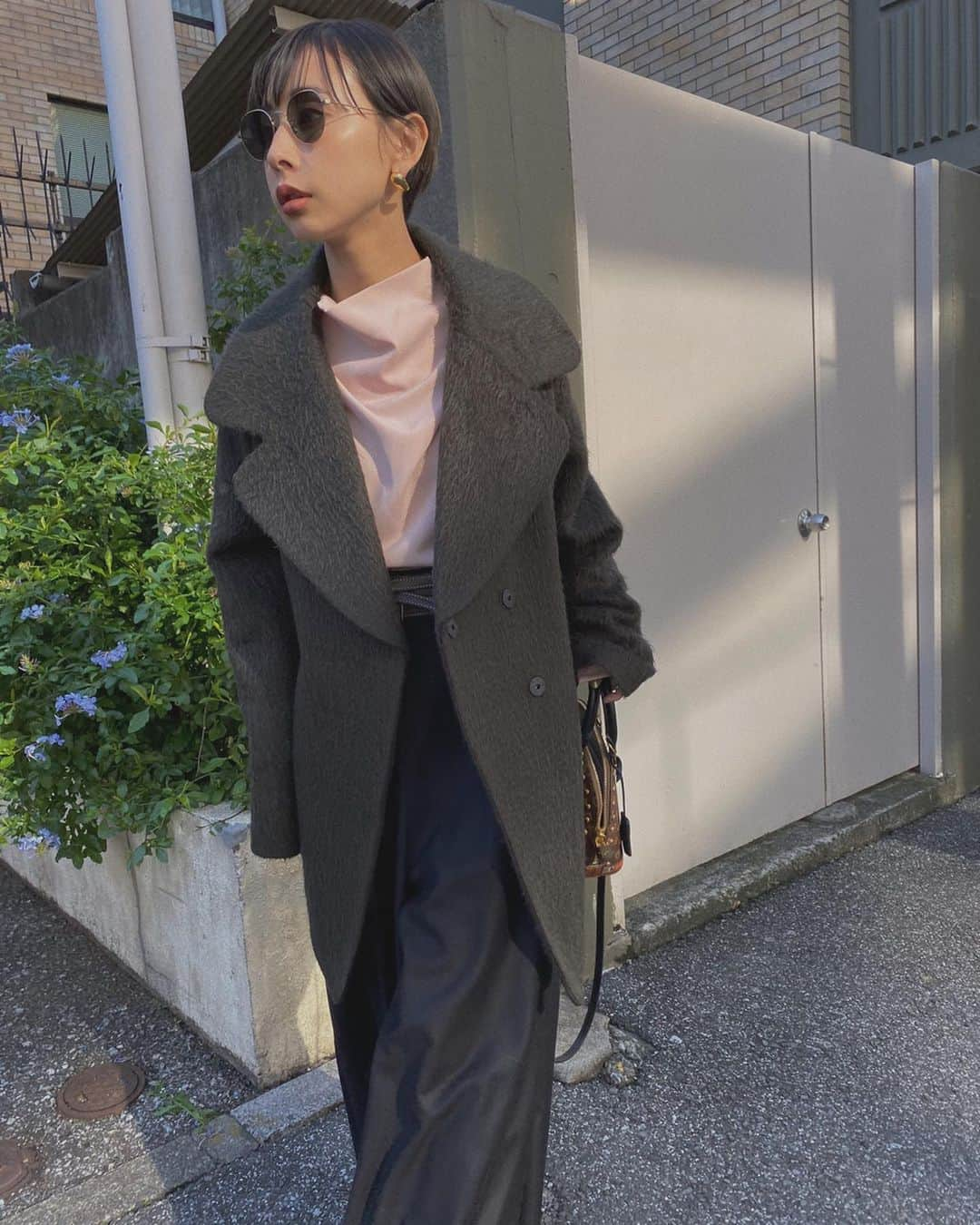 黒石奈央子さんのインスタグラム写真 - (黒石奈央子Instagram)「あめりふく。 . .  UNDRESSED ROUND SHAGGY MIDI COAT ¥26800+tax 12/10 UNDRESSED DRAPE COLLAR BLOUSE ¥11100+tax 12/10 UNDRESSED SUPER FLARE PT ¥18500+tax 12/10 . アンドの最後のコートはミディ丈のシャギーコート。 こちらも三色展開です！ . .  @ameri_shinjuku @amerivintage @ameri_daikanyama @ameri.shinsaibashi #ameri#amerivintage #fashion #vintagefashion #coordinate#ootd#outfit#osanposnap #705_outfit #大人ファッション #大人コーディネート #大人スタイル #modestyle #modefashion#modecasual」12月6日 17時00分 - blackstone705