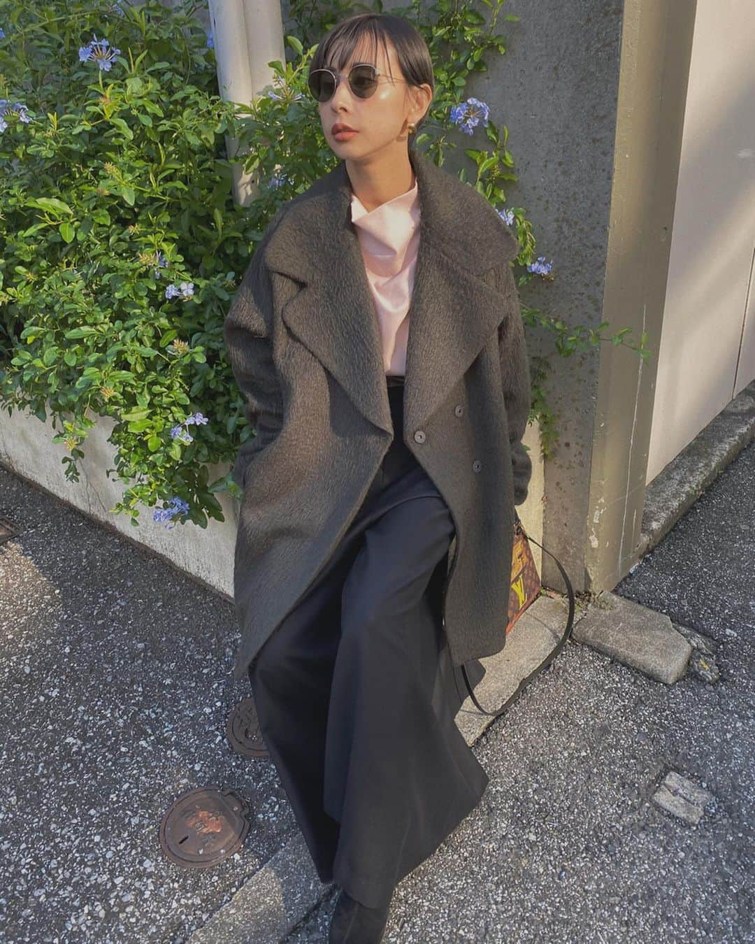 黒石奈央子さんのインスタグラム写真 - (黒石奈央子Instagram)「あめりふく。 . .  UNDRESSED ROUND SHAGGY MIDI COAT ¥26800+tax 12/10 UNDRESSED DRAPE COLLAR BLOUSE ¥11100+tax 12/10 UNDRESSED SUPER FLARE PT ¥18500+tax 12/10 . アンドの最後のコートはミディ丈のシャギーコート。 こちらも三色展開です！ . .  @ameri_shinjuku @amerivintage @ameri_daikanyama @ameri.shinsaibashi #ameri#amerivintage #fashion #vintagefashion #coordinate#ootd#outfit#osanposnap #705_outfit #大人ファッション #大人コーディネート #大人スタイル #modestyle #modefashion#modecasual」12月6日 17時00分 - blackstone705