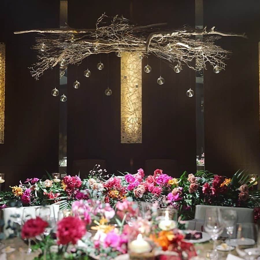 シャングリ・ラ ホテル 東京 ヘブンリーウエディングさんのインスタグラム写真 - (シャングリ・ラ ホテル 東京 ヘブンリーウエディングInstagram)「☘レジデンス　バジル☘﻿ ﻿ グラハイ花嫁👰の中でも特に人気の高い、オープンキッチン付の会場、レジデンスバジル。﻿ 敢えてお花を使用しないテーブルと彩り豊かなお花のテーブルの2種類を巧みに合わせた会場がスタイリッシュ！﻿ ﻿ @yktk0225 thank you very much for sharing your beautiful venue!﻿ ﻿ ﻿ 12/8(日)は前菜とデザート無料試食付フェアも！詳しくはbioのリンクをチェック！﻿ ﻿ ﻿ ﻿ ***﻿ #wedding #グラハイ花嫁 #グランドハイアット東京 #グラハイ #グランドハイアット #プレ花 #ホテル婚 #ラグジュアリーホテル #六本木ヒルズ #ホテルウエディング #結婚式 #グラハイにしてよかった #グランドハイアット花嫁  #結婚式準備 #東京花嫁  #令和婚 #関東花嫁 #2019冬婚 #2020春婚 #2020夏婚 #2020秋婚 #2020冬婚 #チャペル #ウエディング #ホテル婚 #ウエディングフォト #披露宴会場  #クリスマス #instawedding #ウエディングフェア」12月6日 17時03分 - grandhyatttokyo_wedding