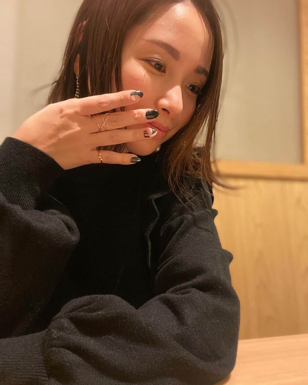のインスタグラム：「出逢ってしまった…🤭✨ 中指に付けるかわいい指輪をずーっと探してたの！ これだ！✨とビビビッときたので、自分へのクリスマスプレゼント🎁だと思って衝動買いしちゃった😆✨！ ・ ・ 大きく目立つのがいいけど、ゴツすぎるのは嫌！ 上品さも残っててほしい！ そして、シルバー製品が苦手な私。だからせめてシルバーに金メッキ、できれば金が入っててほしい！ でも高過ぎるのは買えないよ！！ ・ ・ …っていう、めちゃくちゃわがままな条件で探してて🤣笑 ・ ・ ウロウロしてたら、たまたまこの期間やってたポップアップショップで出逢ってしまったのです🤭✨ ・ ・ 『NOUE』 @noue_design ・ ・ 普段は店舗ないんだって！オンラインだけ リングはオンラインじゃどうしても買い辛いから、ポップアップショップに出逢えてタイミング良かったなー ・ ・ 元々指輪が苦手だったんだけど、最近よりオシャレさんになるべく！指輪にチャレンジしたかったんだ🤭✨ ・ ・ 大切にしようっと🤭✨ 目指せオシャレさん🤭✨他のもかわいいんだよなあ…ブレスレット買っちゃいそう！🤣笑  年明けまでは我慢しよーっと…… ・ ・ みなさんも彼女さんや奥様へのクリスマスプレゼントにいかが？🎅 ・ ・ #ring #noue #かわいい #クリスマスプレゼント #自分へのご褒美  #寺田有希 #teradayuki」