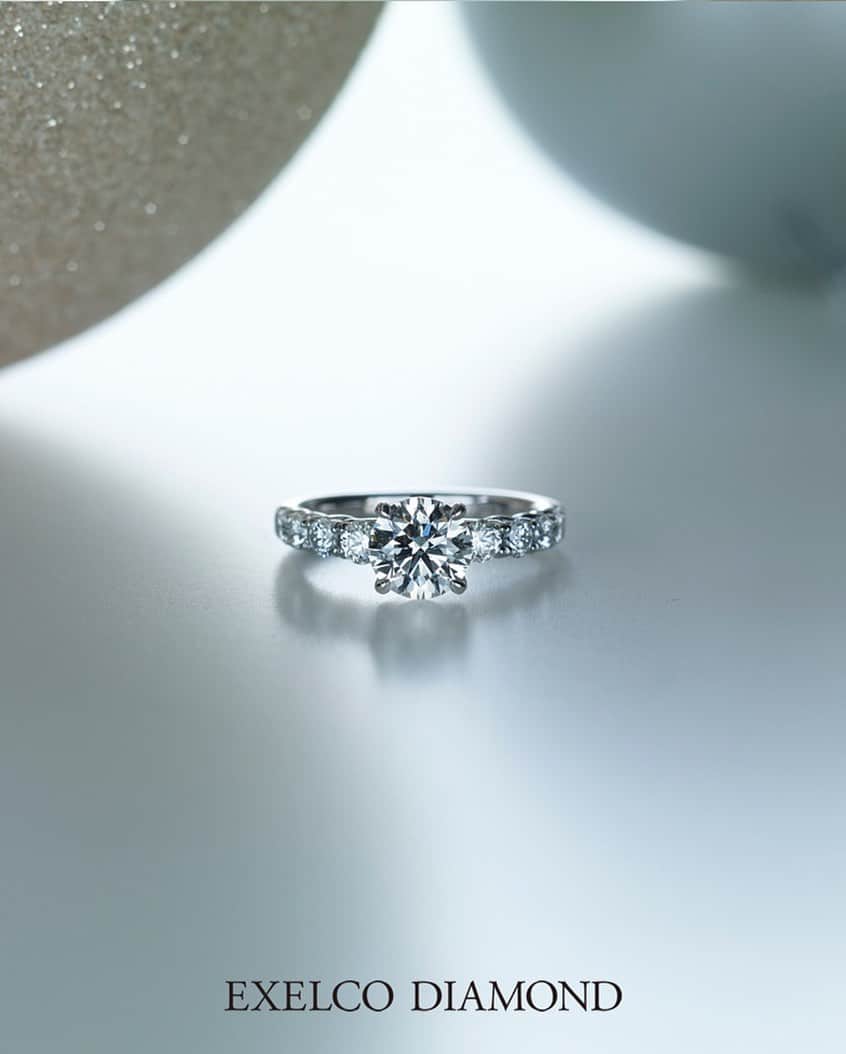 エクセルコ ダイヤモンド 婚約指輪♔結婚指輪のインスタグラム：「. アイディアルラウンドブリリアントカット💎 100周年記念 . 4代目マーセル・トルコウスキーが、 アイディアルラウンドブリリアントカットを 発明してから100周年を迎える歓びと、 これからも特別な時を祝うためのリング、 〝Feliciter〟フェリシテ（フランス語で祝うを意味） を発表。 最高峰の輝きを放つカットを贅沢に愉しめるよう、 デザインされております💍 . サンプルは東京本店・ みなとみらい店・名古屋本店にて展示中。 . ぜひ、この機会に、 100年続く本物の輝き 〝アイディアルラウンドブリリアントカット〟を 店頭でお愉しみください。 . 詳しくはこちら https://www.exelco.com/bridal_jewelry/engagering/feliciter.php . 店舗一覧 東京本店/盛岡店/仙台店/新潟店/青山店/町田マルイ店/横浜店/みなとみらい店/大宮店/ 宇都宮店/高崎店/ららぽーと沼津店/静岡店/浜松店/金沢店/長野店/松本店/名古屋本店/大阪店/ 梅田店/京都店/神戸店/広島店/福岡店/ヒルトン福岡シーホーク店/小倉店/博多店/長崎ハマクロス411店/熊本店 . #exelcodiamond  #エクセルコダイヤモンド #ファッションジュエリー」