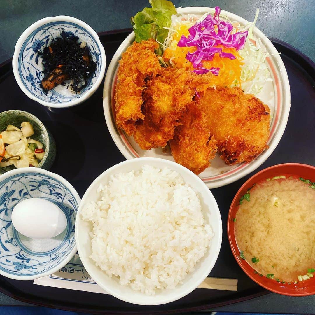 関智一のインスタグラム：「たまたま通り掛かった、とんかつ屋さん 何だかエラく美味いのに、リーズナブルだったな〜(^ ^) #ヒレカツ #生卵つき #市ヶ谷」