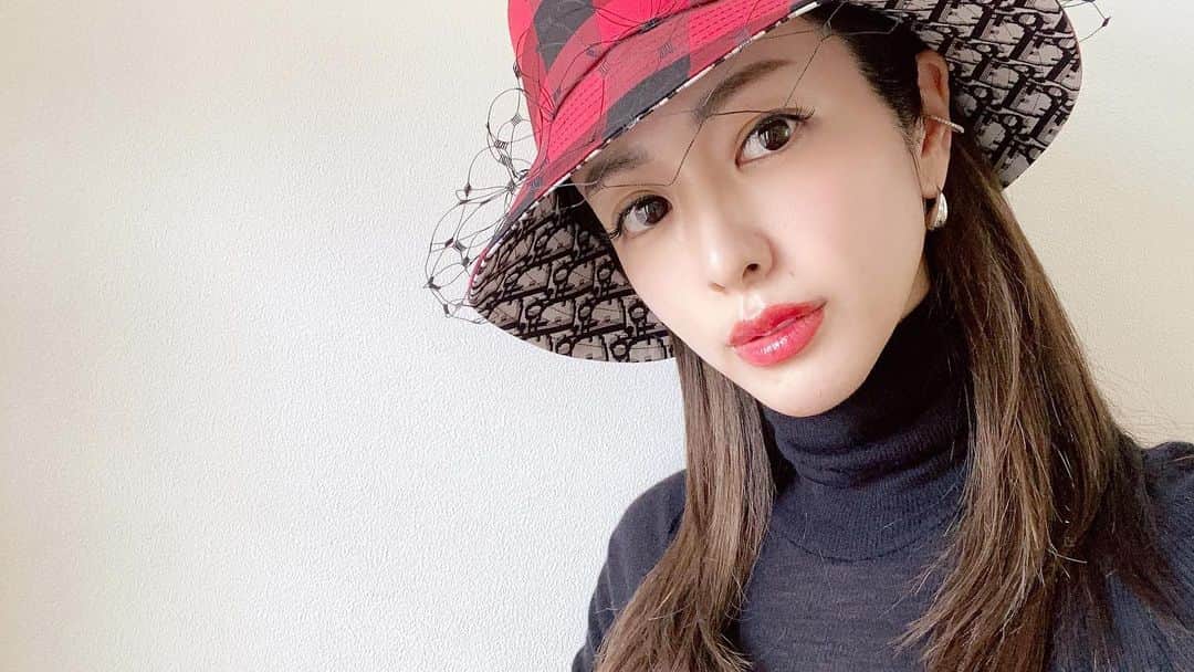 のインスタグラム：「冬はどうしても乾燥しがちなのでリキッドファンデーションも塗らないようにしてます。❄️ 化粧下地と気になるところだけ ＋クッションファンデ。  つくりすぎるよりは素肌感の残るナチュラルなベースメイクが30代には良いのかな。 日々のケアと適度なトレーニング、食生活(腸内環境)、 定期的に美容皮膚科でお手入れが私には必要で私の肌をつくっているなと実感します。  先日、千里中央ゆみクリニックでマッサージピール→エレクトロポレーションを。 マッサージピールで角質ケアしてから、エレクトロポレーションで白雪とゆう肌再生&美白&保湿の最強成分を肌に入れ込みます。関西では千里中央ゆみクリニックしか導入されていないミスティシャインという機械がお気に入り！ "無痛"で即効性があるので大好きなのです。 トーンアップ、艶ハリがでて、毛穴を消してくれる この最強コンビの病みつき♥️ . . #千里中央ゆみスキンクリニック #美容皮膚科#美容クリニック #マッサージピール#エレクトロポレーション#艶肌#美肌 #akiki_mybeauty」