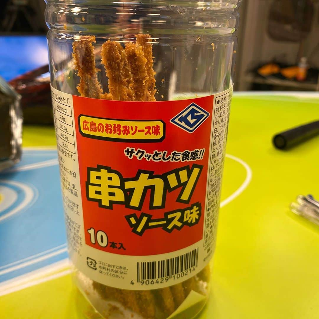 宮下純一さんのインスタグラム写真 - (宮下純一Instagram)「モグモグタイム😝駄菓子は必須！#串カツソース味 #モグモグタイム #エネルギーチャージ完了 #パイナップルつばさ」12月6日 17時10分 - junichi1017