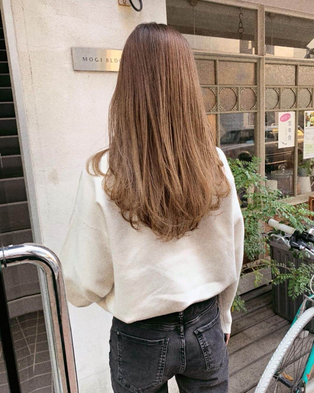 菜々香のインスタグラム：「☁️♡☁️♡☁️ 毛先をちょこっと整えにいきまして! ちょっとだけなのに すんごく雰囲気がでる形になりまして ハッピーハッピー!  お店もおしゃれで 相談を聞きながらめっちゃ 丁寧に切ってくれるよ😊  @seven_kenta  thank you!!!✂️✨ #hairstyle #美容院 #渋谷 #seven #instananaka #菜々香」