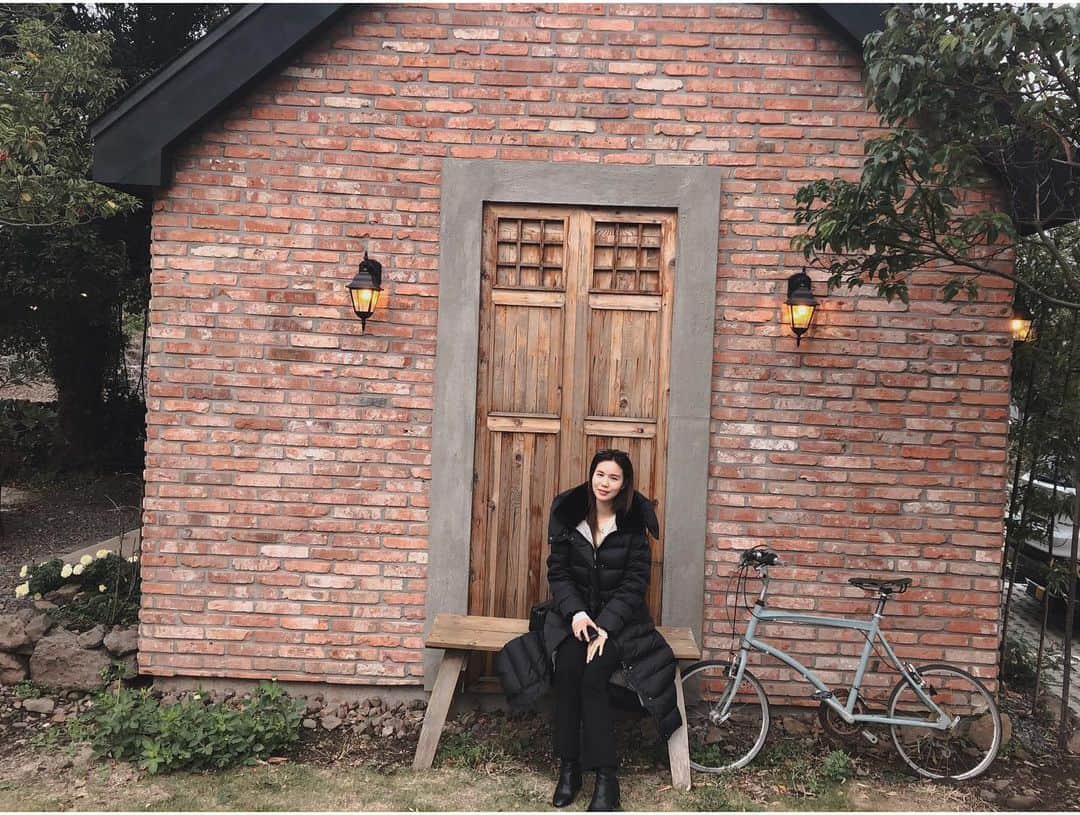 チン・テヒョンさんのインスタグラム写真 - (チン・テヒョンInstagram)「외가같은 제주도의 하루하나 오랜만에 커피한잔 가족상봉 제주의 동화같은 @cafeharuhana 자주올게요 👍🏾 #제주 #카페 #하루하나 #팬션」12月6日 17時16分 - taihyun_zin