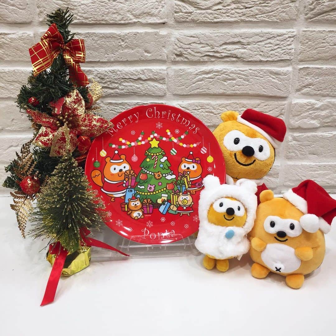 ポンタのインスタグラム：「. . 【商品のご紹介】. . #ポンタクリスマスプレート . . クリスマス期間限定🎶 . . ポンタと飾るととっても可愛い💓 もちろんお皿として使ってもOK☺ . . . ぽんた屋(Amazon)・Ponta特典交換で大好評発売中！ . . . #ponta #ポンタ #クリスマスプレート #ぽんた屋 #ponta特典交換 #Pontaポイント #ポンタ交換 #ポンタグッズ #ポンタのぬいぐるみ #ぬいぐるみ #もちもち #まるもち #しろくま #サンタ #サンタコス 癒し #happy #ぬい撮り #ちょっこりさん #ポンスタグラム #撮りポン」
