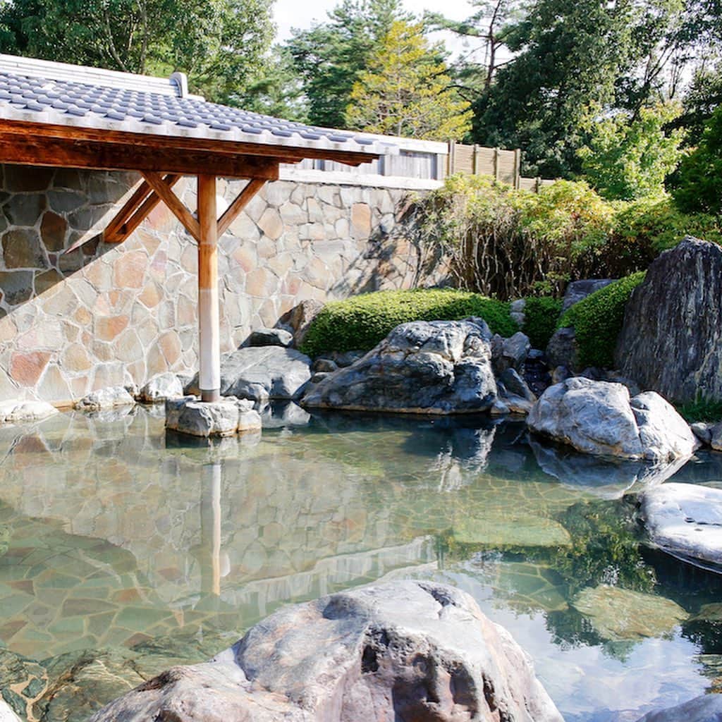 福島県さんのインスタグラム写真 - (福島県Instagram)「来て！ 湯遊ランドはなわ 宿泊・飲食・キャンプ施設を併設した公営の温泉施設です。ご宿泊のほか、日帰りの温泉入浴が楽しめます。湯岐（ゆじまた）温泉干泥（ひどろ）の湯を源泉としたアルカリ泉は一般的適応症、特にきりきず、やけどに顕著な効能があります。自然を満喫しながらの温泉浴でリフレッシュできます。※交通情報に注意してお出かけ下さい。 #塙町 #温泉 #湯遊ランドはなわ #福島 #ふくしま #ふくしまからはじめよう #来て  #futurefromfukushima #fukushima #traveljapan #japantrip #explorejapan #japanadventures #japanholiday #beautifuldestinations #instatrip #art_of_japan #instagramjapan #japan_of_insta」12月6日 17時24分 - realize_fukushima