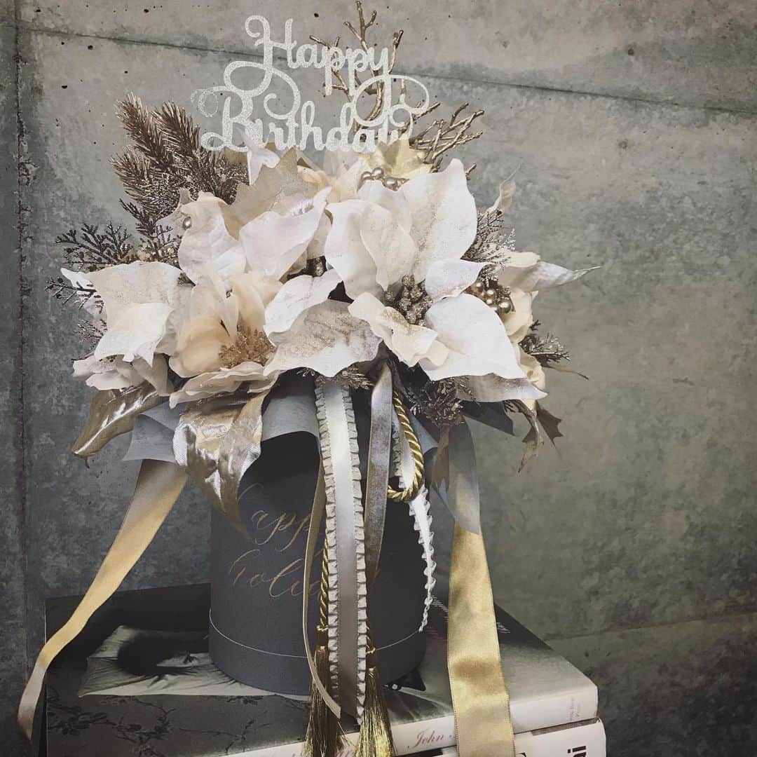 畑野ひろ子さんのインスタグラム写真 - (畑野ひろ子Instagram)「@willgarden_official  HOLIDAYアレンジを、お誕生日としてもお使い頂きました。 H様、お誕生日おめでとうございます🎉  #willgarden #flower#flowers #arrangement #holidayarrangement #artificialflower #boxflower」12月6日 17時24分 - hiroko_hatano_