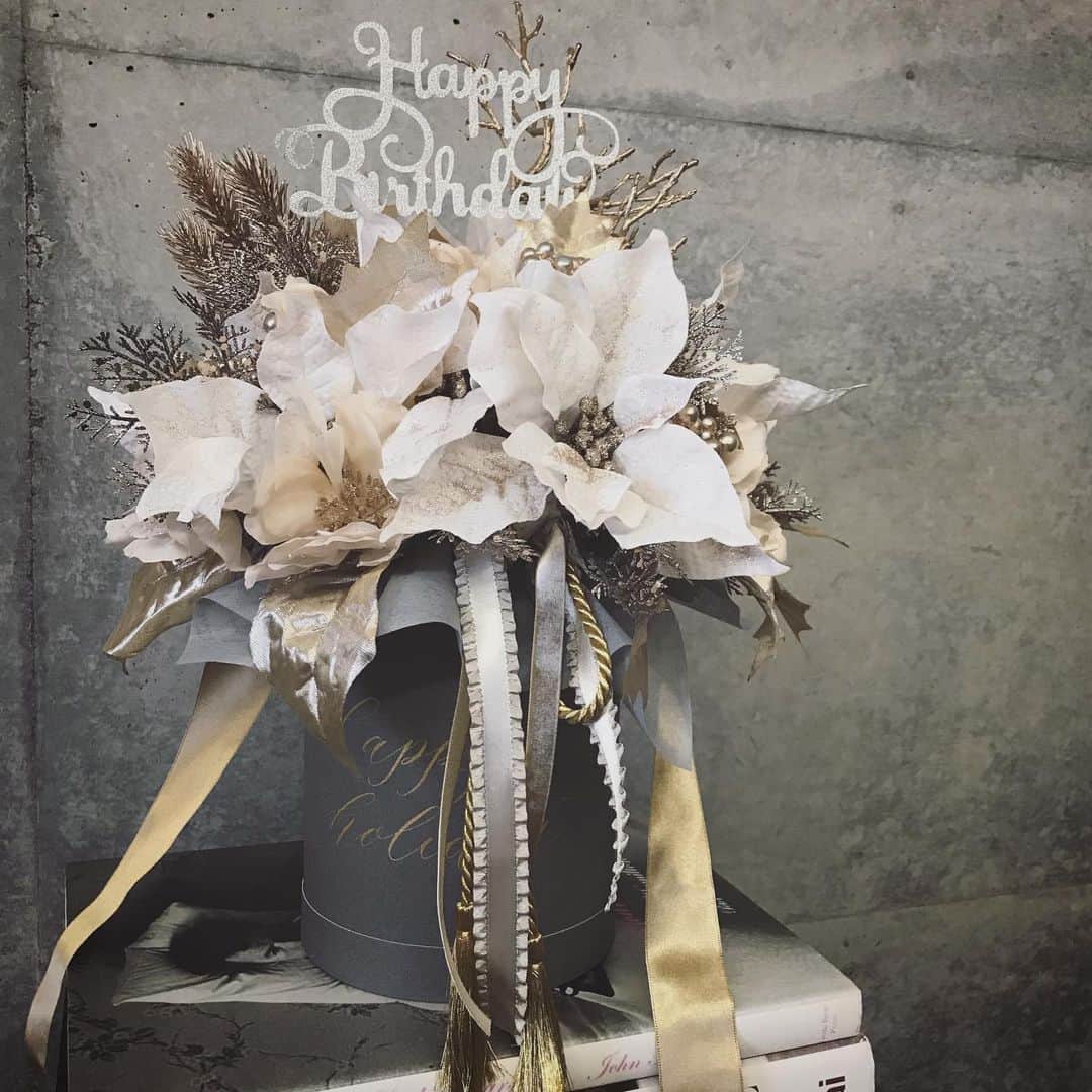 畑野ひろ子のインスタグラム：「@willgarden_official  HOLIDAYアレンジを、お誕生日としてもお使い頂きました。 H様、お誕生日おめでとうございます🎉  #willgarden #flower#flowers #arrangement #holidayarrangement #artificialflower #boxflower」