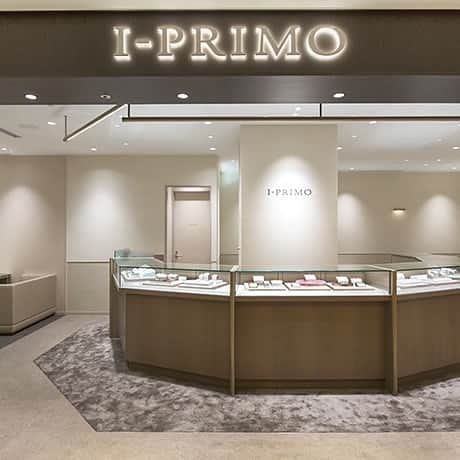 婚約・結婚指輪のI-PRIMO（アイプリモ）公式アカウントさんのインスタグラム写真 - (婚約・結婚指輪のI-PRIMO（アイプリモ）公式アカウントInstagram)「* 【選びやすさを考え尽くした店舗空間】 気軽に下見をしたいとき、ゆっくりとリングを選びたいときなど、そのときのお客さまのご要望にしっかりと応えられるようにこだわったのが店舗の空間設計。店舗内には歩きながら気軽に商品を見たり試着したりすることができるラウンドスペースと着席しながらゆっくり検討できるプライベートスペースを用意。リング選びの用途に合わせて、満足のゆく時間と空間を提供します。 お客さまのご要望に合った心地よい空間で皆さまをお待ちしております。  #アイプリモ_サービス * #iprimo #アイプリモ #婚約指輪 #結婚指輪 #ブライダルリング #エンゲージリング #マリッジリング #エタニティリング #プレ花嫁 #結婚準備 #婚約 #結婚 #令和婚 #2019冬婚 #2020春婚 #wedding #bridal #bridaljewelry #happywedding #rings #bridalring #marriagering #engagementring #diamond #日本中のプレ花嫁さんと繋がりたい」12月6日 17時28分 - iprimo_official