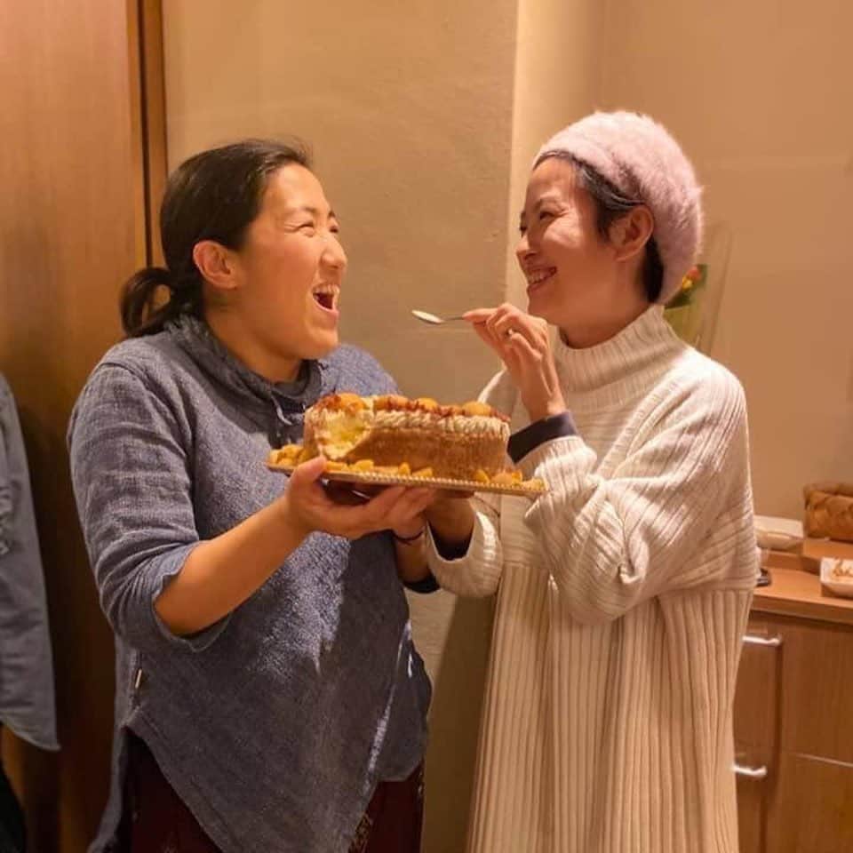 のインスタグラム：「【発酵忘年会 with Fermentation Girl】  東京で開催したら、予約殺到して収集がつかなくなりそうなので…  チーズを奥三河で結びます🧡  12/26.27木・金（日帰り・泊まり可）  いつもゆるだんリトリートでお世話になっている 奥三河の湯谷温泉にて  Spacial Guestは… 今年とっても忙しかった . ✨チーズ工房千の柴田千代ちゃん  26日の夜19:00〜は 情熱大陸に出演した チーズ工房千の千代ちゃんの「生モッツアレラチーズ」のライブ&食べる  温泉に浸かって、ポカポカしながら 発酵忘年会しましょう♨️♨️♨️ . 宿泊料金 発酵忘年会とスペシャル朝食 一泊二食付き（生モッツアレラ付き） 20,000円(税別)+150円入湯税  発酵忘年会のみ（生モッツアレラ付） 10,000円(税別) +150円入湯税  名古屋界隈の皆さま 車飛ばしたら 1時間で来れますよ🧡 品川駅からは1時間30くらい🧡  ピンと来たかたは、メッセージをお送りください^_^」