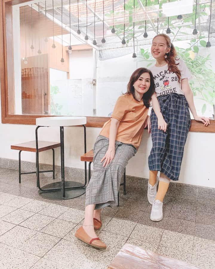 ジェシカ・ヤマダのインスタグラム：「EKSPEKTASI: Jalan2 berdua sama Mama @fifiutama, quality time setelah sekian lama. 👩‍👧❤️ . REALITA: Cucu @jessbebes > anak @jessyamada 🙃💔 . #terlalu #jessshares」