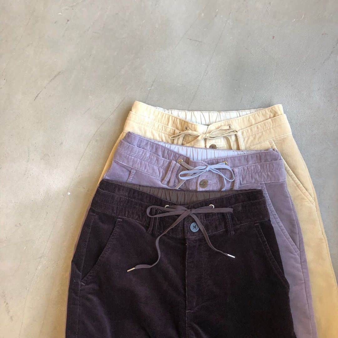 Moname Official Instagramさんのインスタグラム写真 - (Moname Official InstagramInstagram)「. コーデュロイ素材のイージーパンツ。 見た目も穿いていても あったかいパンツなので これからの季節に大活躍。 カラーバリエーションも 豊富に取り揃えています。 . . Double Waist Wide Corduroy No.41193124 Color. EWH LGR CCL ¥16,000 +tax . #moname #モナーム#19AW #デニムコーデ #denim #jeans #ootd #デニム #フレアスカート #デニム女子 #グレー #カジュアルコーデ #シンプルコーデ #着回しコーデ #今日のコーデ#コーデュロイ#コーデュロイパンツ #エクリュ#着画 #ラフコーデ #きれいめコーデ #ワイドパンツ #冬コーデ #高見えコーデ #着回し #160cm #パリジェンヌ #パリジャン #大人女子」12月6日 17時40分 - moname.official