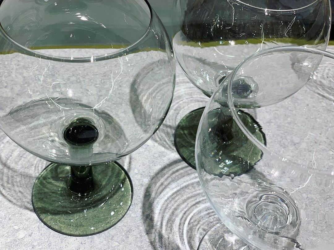 丸山敬太さんのインスタグラム写真 - (丸山敬太Instagram)「. . 丸山セレクションの 有永浩太さん(@kota_arinaga)のワイングラス。 . あえて歪みを持たせるように空気を含んで創られたグラスは、 ひとつひとつに個性があります。 角度により見え方が変化し瞬間の美しさがガラスならではの魅力です。 . . 東急プラザ渋谷3F 111-ICHIICHIICHI- にて展開中です。 . . 是非手にとってご覧下さいませ。 . . . #有永浩太 #ガラス職人  #ガラス #器 #ワイングラス  #渋谷 #東急プラザ渋谷 #POPUP #KEITAMARUYAMA #ケイタマルヤマ #丸山邸 . . . . ーEVENTー . 12月5日(木)から東急プラザ渋谷3FにてPOPUPを開催致します。 . 丸山敬太プロデュースの好きなものばかりをセレクションしたアイテムをたくさん取り揃えております！ ぜひ、お越し下さいませ。 . . ーーーーーーーーーーーーーーーーーーーー . . 暮らしの中に素敵な"コト"を創り出す美しい "モノ'' 達 ー年末年始バージョンー ○12月5日(木) - 16日(月)  10:00 - 21:00 (渋谷フクラス内東急プラザ3F 111-ICHIICHIICHI- にて) ○5日(木)の初日はアーリーオープンのため9:30openとなります。 ○16日(月)の最終日のみ、18時までとなります。 ○東京都渋谷区道玄坂1-2-3 .  ーーーーーーーーーーーーーーーーーーーー」12月6日 17時41分 - keitamaruyama_official
