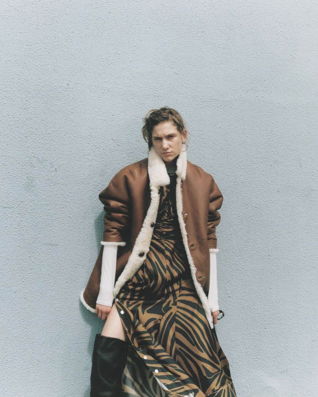 のインスタグラム：「my best outer from PERK No.34 【ISABEL MARANT / mouton coat】 . PHOTO—  @junyasui (eight peace)  STYLING— @keikohitotsuyama (SLITS) HAIR— @pyuuuuuu (eight peace) MAKE— @nobukomakeup (Perle management) MODEL— Natali」