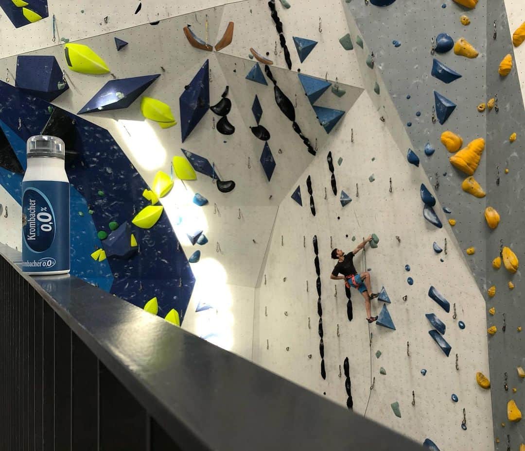 ヤン・ホイヤーのインスタグラム：「#throwback to my last session before Toulouse. That day I only tried one route onsight after a speed comp simulation. Every time I stepped on the wall, I tried to be 100% focused and every route was supposed to prepare my body for the upcoming comp... This week I went back to @bergstation.nrw . But this time just to spend some time with my mum, climbing a few easy routes together.  It’s crazy how the same activity can feel so different. I just climbed for fun, enjoyed every move I did, not caring about my performance, not following any plan or idea of how to train.  Just for the love of it ❤️ @krombacher #nullkommanull  #erfolgsdurst #sportmachtdurst  #Anzeige」
