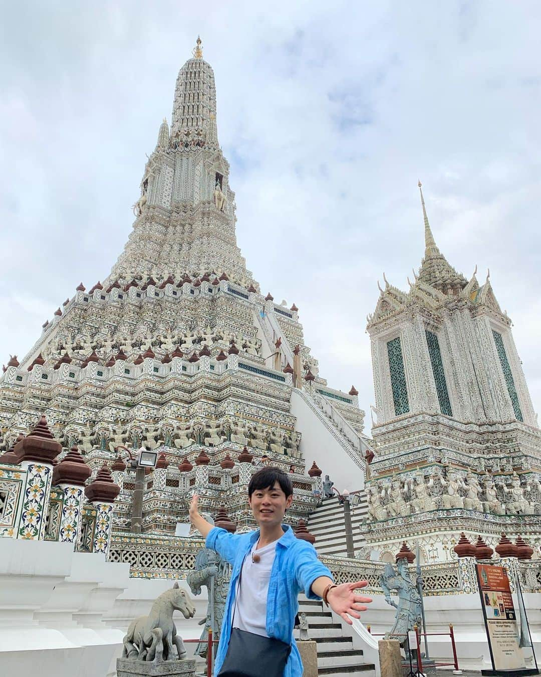 大石悠貴のインスタグラム：「. 【海外ロケinタイ🇹🇭 ②寺院巡り】 みなさん今日の放送見ていただけましたか？ . ということでインスタでもタイの魅力をお伝えします！ 2回目はタイの寺院巡り編！ . ナマ＋トクでもお寺巡りのコーナーがありますが、 日本のお寺とは全く違い、非常にきらびやか！ 寺院それぞれに個性があり、見応え満載でした。 . 写真映えするスポットも多く、カメラ片手にお寺を巡る観光客の姿が多く見られましたよ！ . #ナマトク #海外ロケ #タイ #寺院 #ワットアルン #暁の寺 #ワットパクナム  #ワットポー #エメラルド寺院 #アナウンサー #新潟テレビ21 #UX」