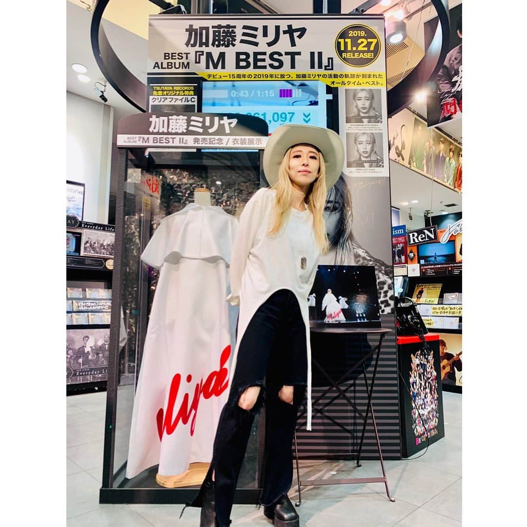 加藤ミリヤさんのインスタグラム写真 - (加藤ミリヤInstagram)「M BEST Ⅱ 全国各地のCDショップさんですてきに展開していただきました。まだまだCDという形態で聴いてもらいたい。渋谷のTSUTAYAさんはいつも感動です。ツアー衣装飾らせていただきました！ CDショップで試聴して買うのが私の青春だった。  #mbest2 #cd #shibuyatsutaya」12月6日 23時29分 - miliyahtokyo