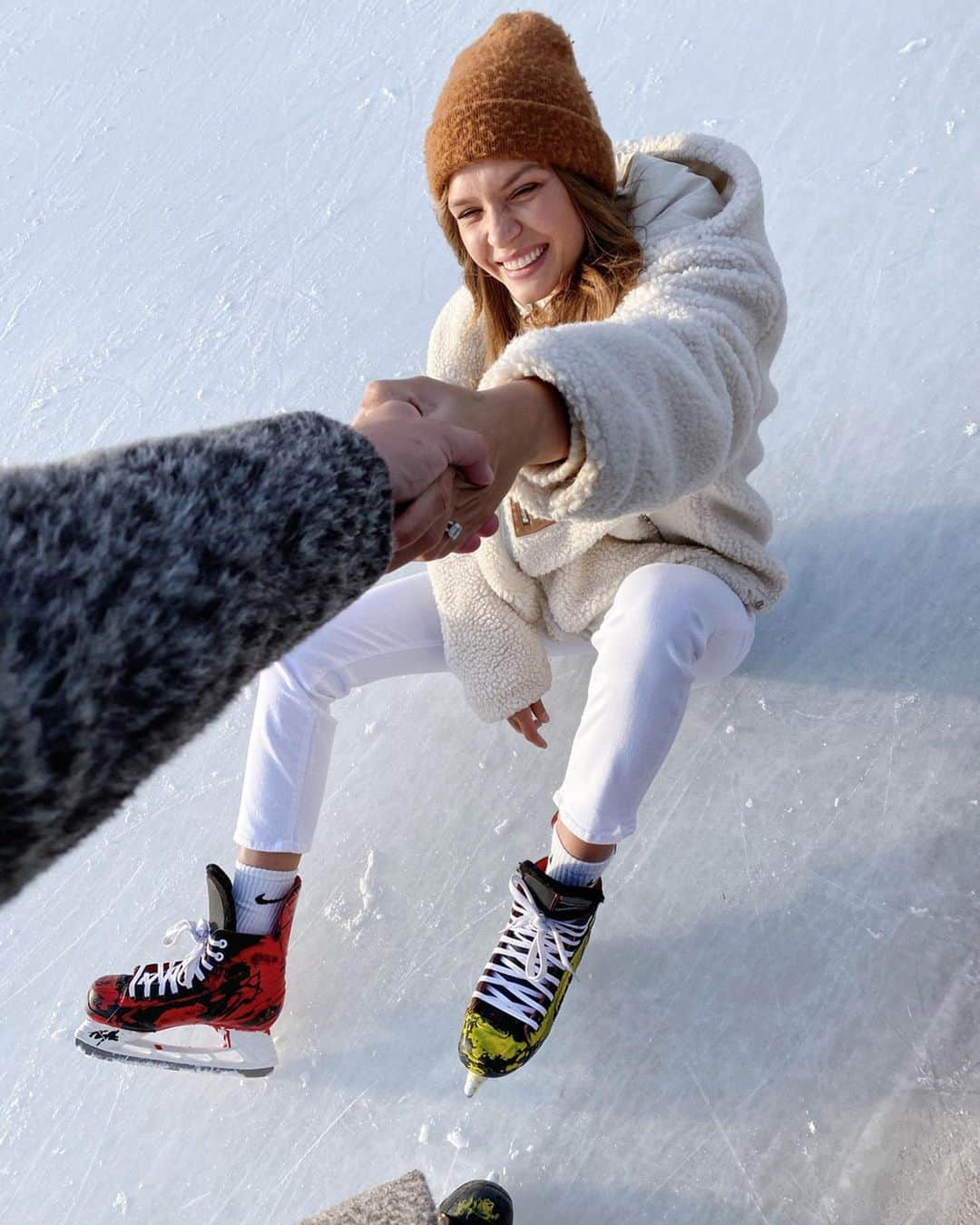 ジョセフィン・スクリヴァーさんのインスタグラム写真 - (ジョセフィン・スクリヴァーInstagram)「It finally feels like Christmas. 🎄Ice skating + you = all i want for Christmas. ❄️😍 @bohnes also thank you for alway picking up this clumsy being back up. Everyone know how good I am at falling on my butt 🤣😭❤️」12月6日 23時29分 - josephineskriver