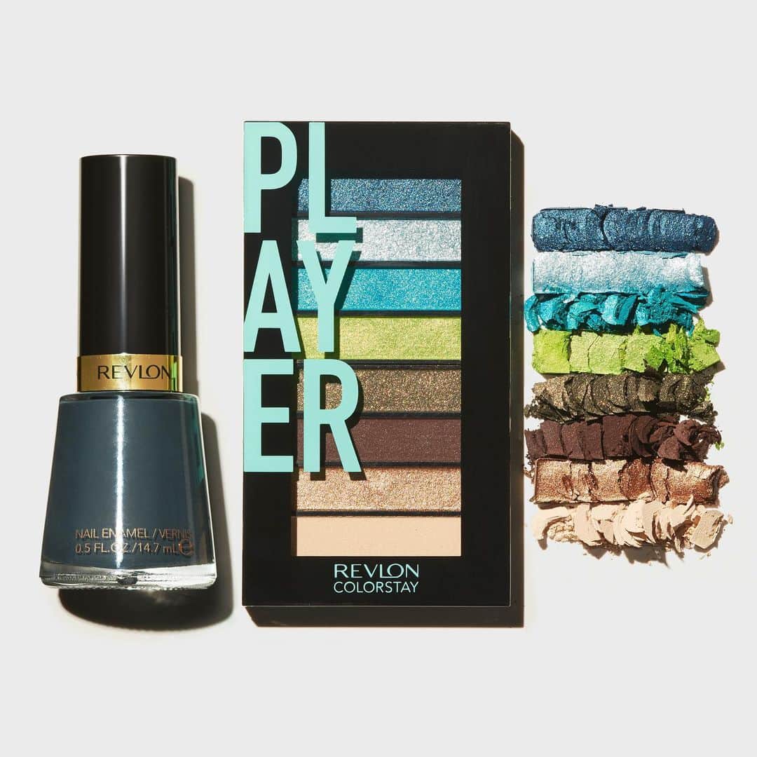 Revlonさんのインスタグラム写真 - (RevlonInstagram)「December blues 🔹... and greens 💚 and browns 🟤. For a different take on holiday makeup, lean into cool tones with #ColorStay #LooksBook Eye Shadow Palette in Player (910) and #NailEnamel in Iconic (390). . #eyeshadow #eyemakeup #nailpolish #motd」12月6日 23時26分 - revlon