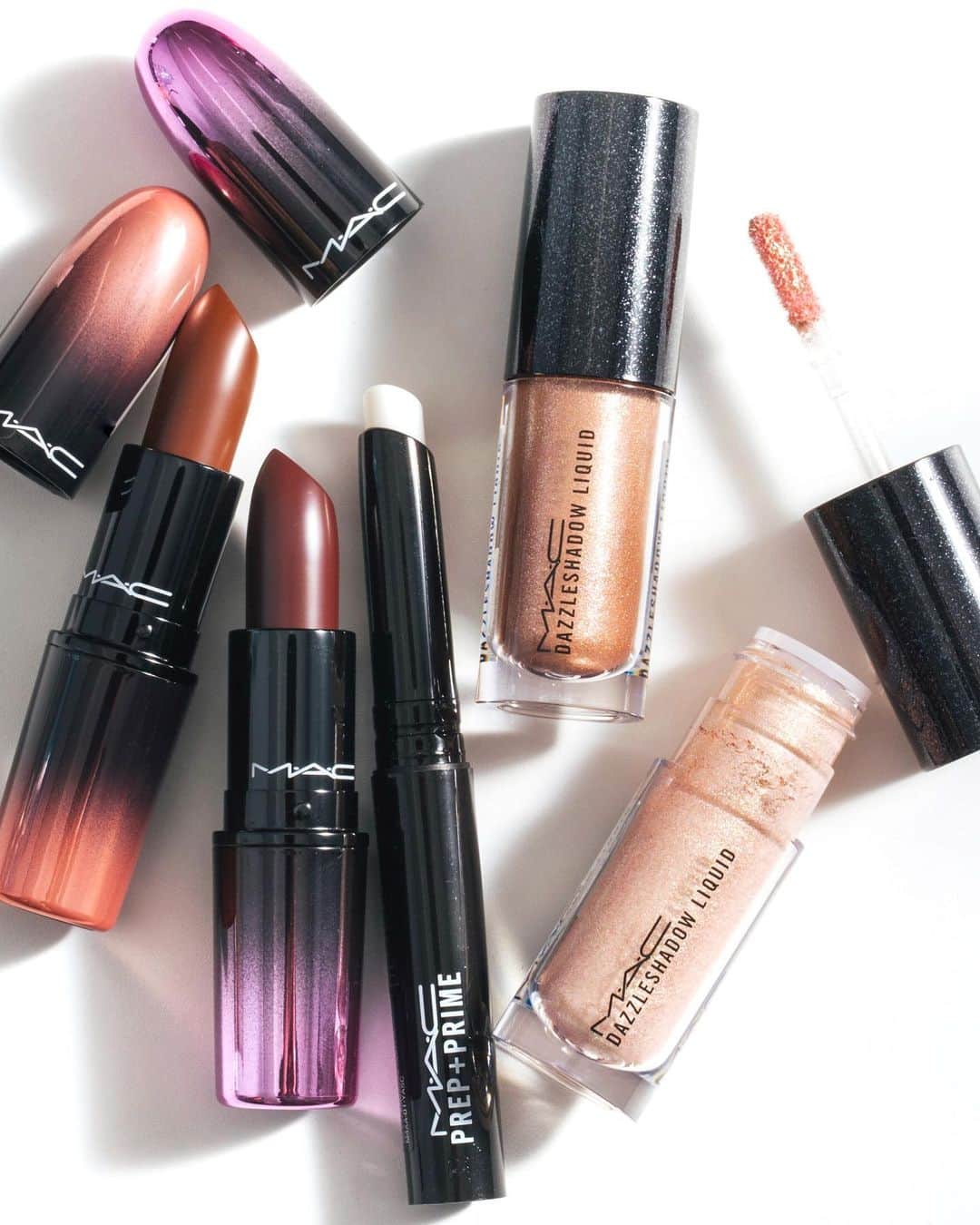 M∙A∙C Cosmetics Japanのインスタグラム：「ㅤ 【#MACXLAY 第2弾 本日スタート！】 LAY ZHANGがブランド初となるアジアのスポークスパーソンに就任🎉第2弾プロジェクトとして、リップスティックのビジュアルに登場！ ㅤ 第2弾の対象製品は、華やかなウィンターシーズンにぴったりのリップスティックとアイシャドウ✨ ㅤ 12/6～全国のMACカウンターにて、対象製品ご購入で、限定カード1枚をプレゼント！中には各店枚数限定のプレミアムカードも…？公式オンラインでは12/12スタート！ カードはなくなり次第終了なので、お早めに✨ ㅤ ㅤ ＜対象製品＞ 💄リップスティック 💄ラブ ミー リップスティック 💄パウダー キス リップスティック ❄️ダズルシャドウ ❄️ダズルシャドウリキッド ※MINI MAC対象外 ㅤ ㅤ DESIGN: M·A·C ARTIST RINO KASAI @rino416⠀@macpro_tokyo PHOTO: @takaki_iwata ㅤ ㅤ ㅤ ㅤ ㅤ #MACCosmeticsJapan #MACコスメ #MACCosmetics #コスメ #メイク #LAYZHANG #スポークスパーソン #リップスティック #リップ #リップメイク #口紅 #マットリップ #ツヤリップ #メンズメイク #アイメイク #リキッドシャドウ #アイシャドウ #ラメ #ラメメイク #メイク動画 #makeup #lipmakeup #lipstick #cosmetics #flatlay」