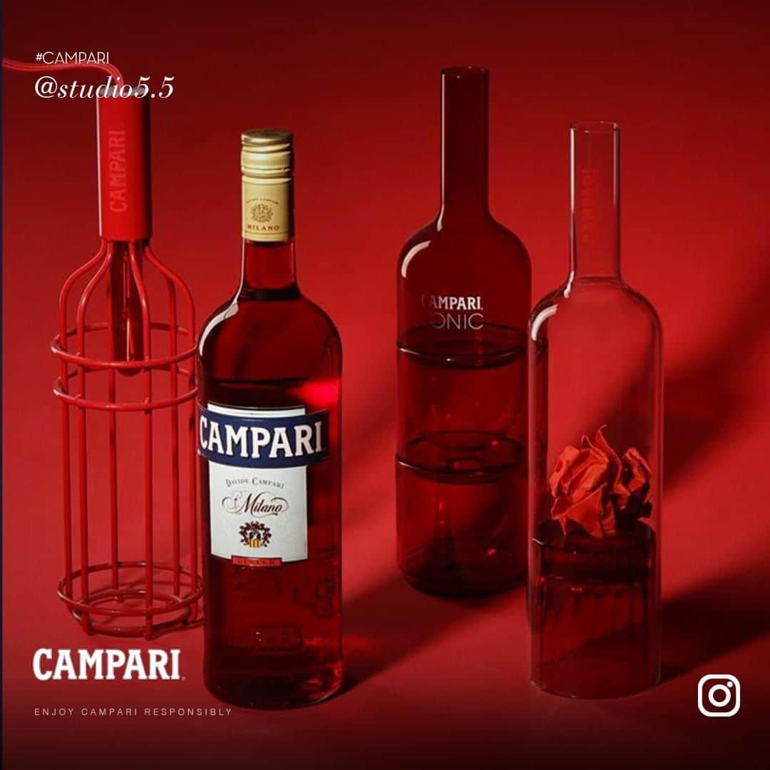 Campari Japanさんのインスタグラム写真 - (Campari JapanInstagram)「カンパリの赤のフレーバーは、無限の創造性をふくらませる。⁠ ⁠ #アペリティーボ #カンパリレッド #Negroni #ネグローニ #N100 #イタリア #カクテル #cocktail #mixology #ミクソロジー #ミラノ #drinks #食前酒 #カンパリ #リキュール #お酒好きな人と繋がりたい #バーテンダー #bar #デザイン #クリエーション  #アート @studio5.5」12月6日 18時00分 - camparijapan